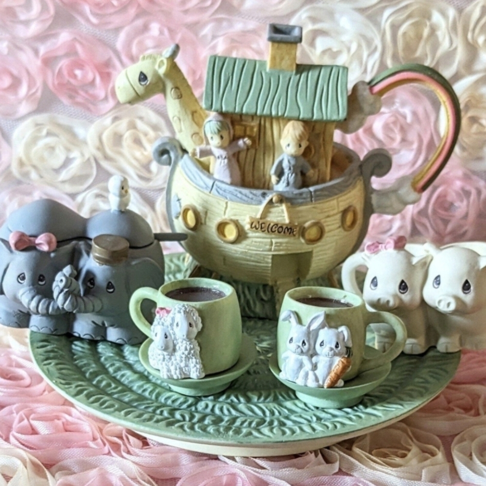 Vintage 1996 Noah's Ark Precious Moments
Mini Tea Set